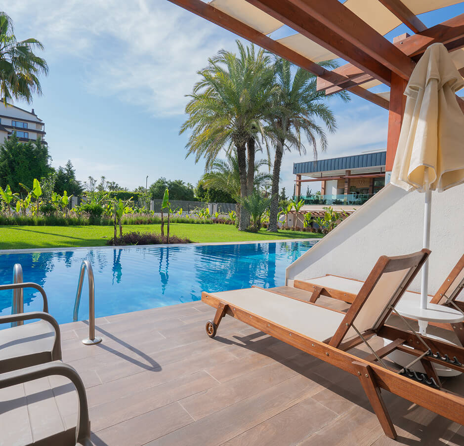 Swim-Up Room